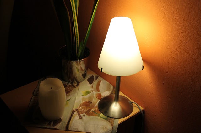 noční stolek, lampička, květina