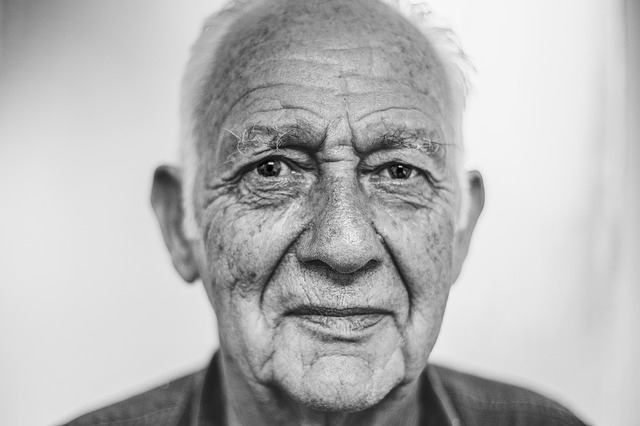 starý muž, černobílá fotografie