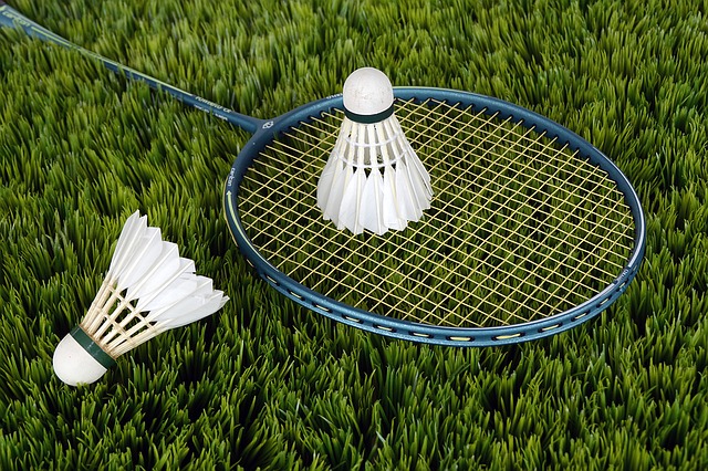 badmintonová raketa s košíčkem